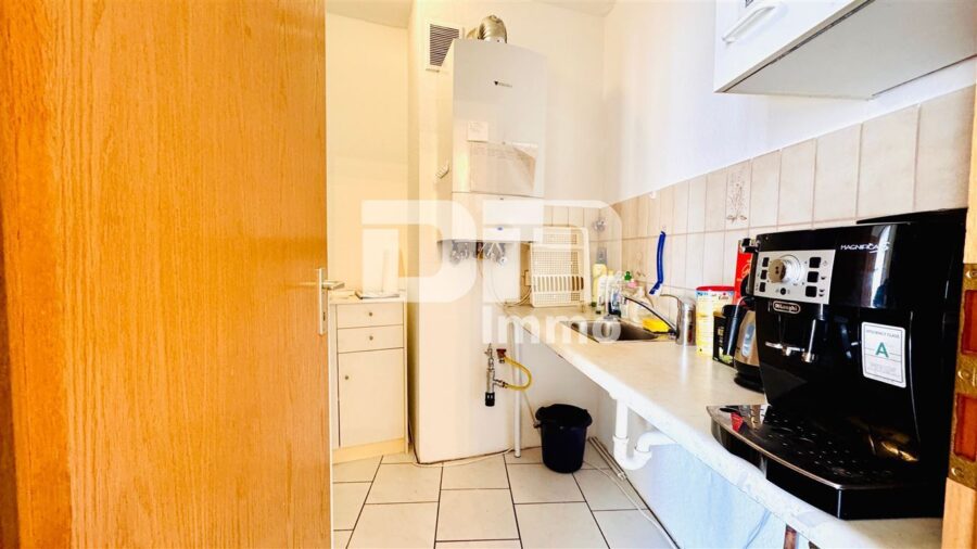 Schöne zentral gelegenes Büro mit drei Balkonen und Tiefgaragenstellplatz - 2.OG Küche / Pantry / Dusche vorbereitet